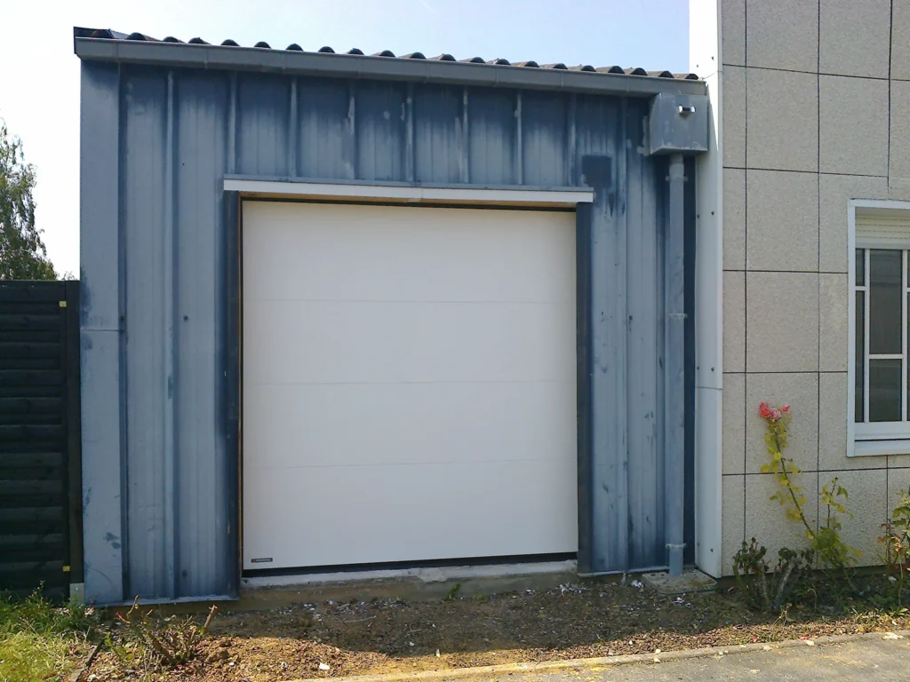 Porte de garage sectionnelle sur mesure - réalisation Orléans (Centre-Val de Loire)