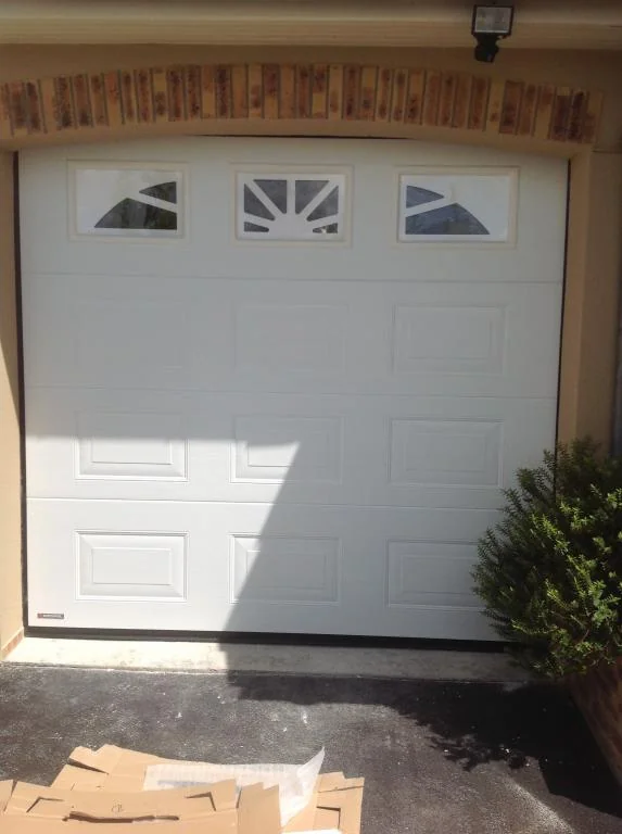 Porte de garage sectionnelle sur mesure - réalisation Annecy (Auvergne-Rhône-Alpes)