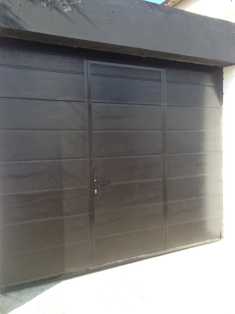 Porte de garage sectionnelle sur mesure - réalisation Seine-Saint-Denis (Île-de-France)