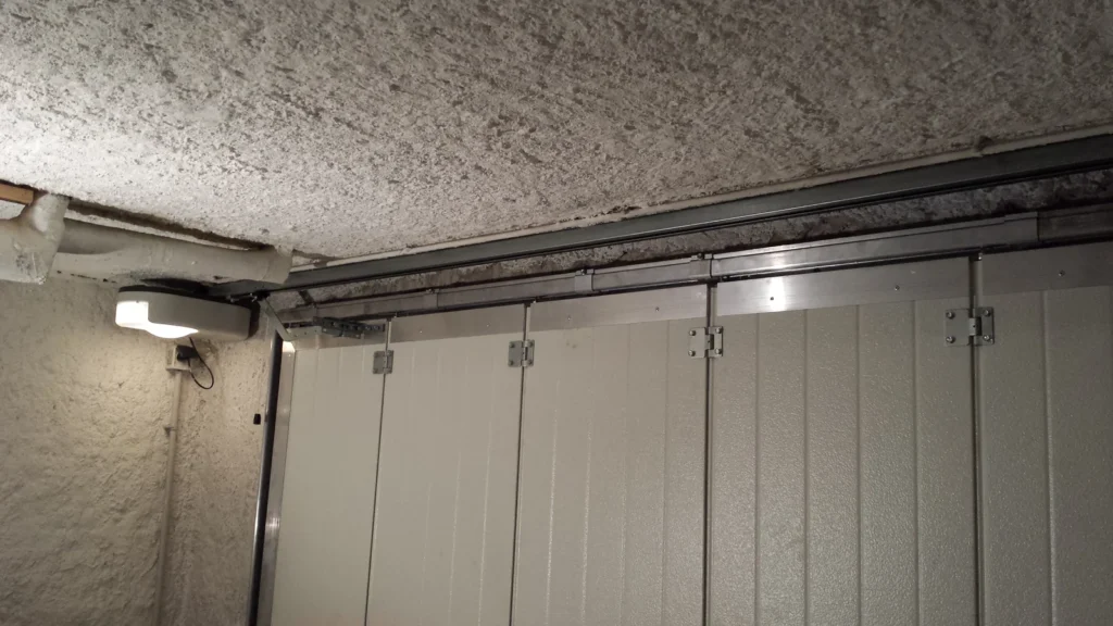 Porte de garage sectionnelle sur mesure - réalisation Le Mans (Pays de la Loire)