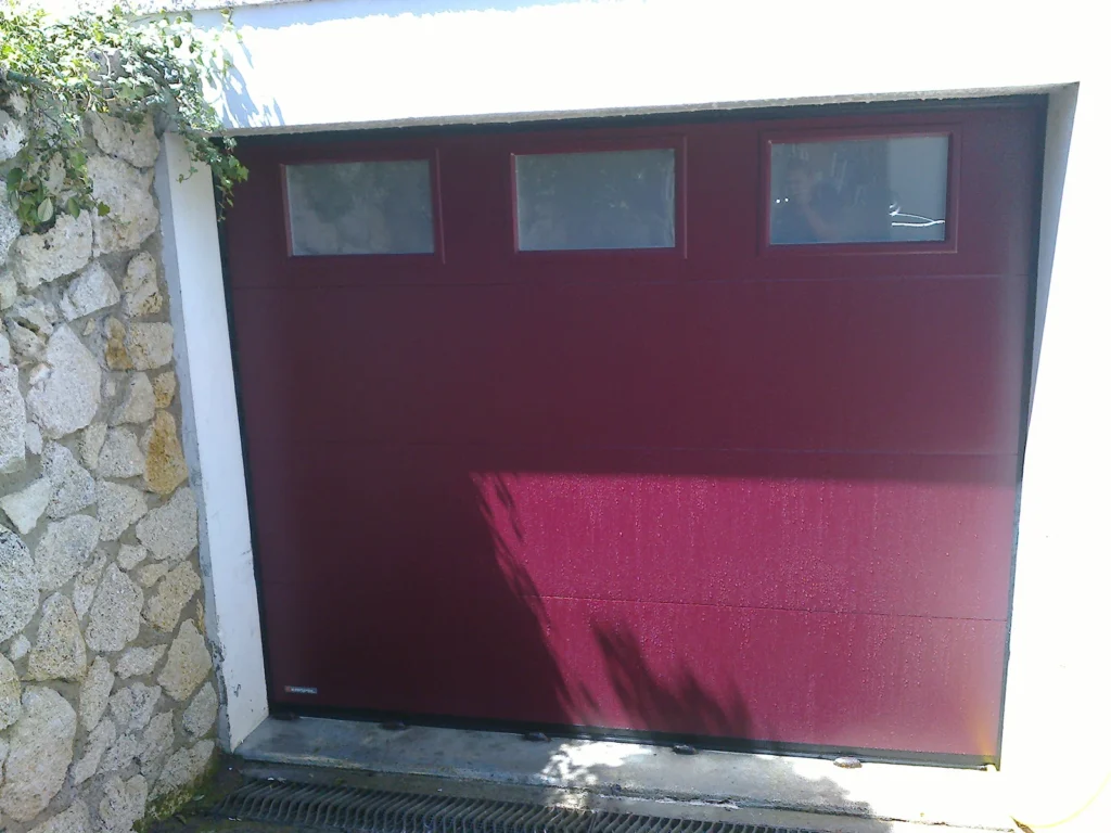 Porte de garage sectionnelle sur mesure - réalisation Nîmes (Occitanie)