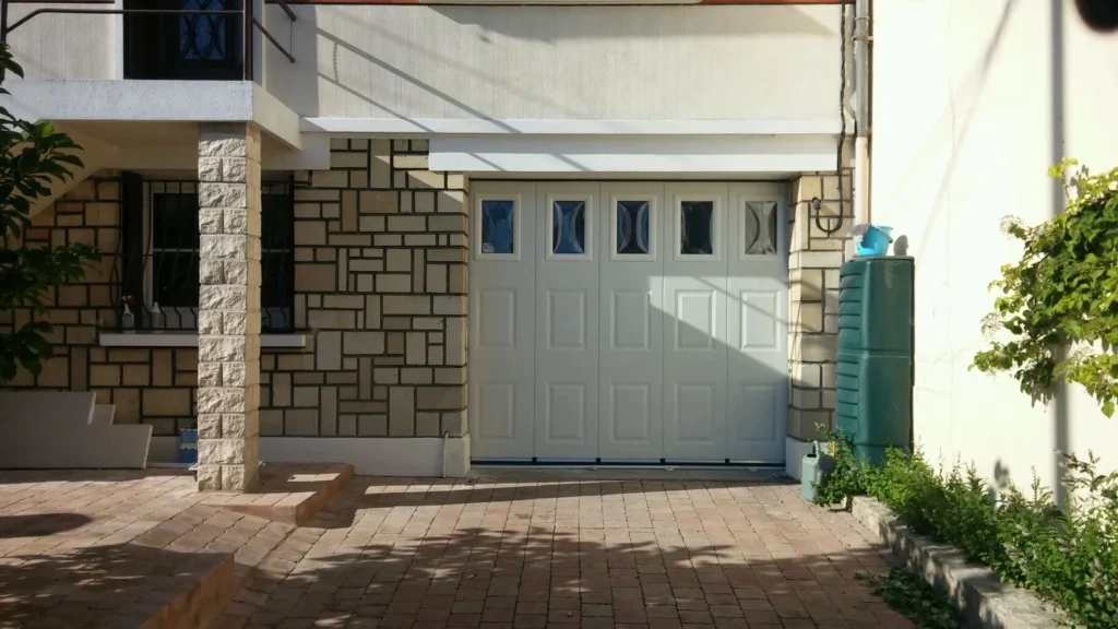 Porte de garage sectionnelle sur mesure - réalisation Reims (Grand Est)