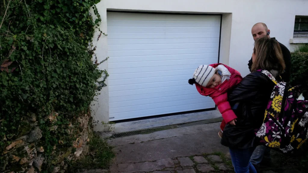 Porte de garage sectionnelle sur mesure - réalisation Lille (Hauts-de-France)
