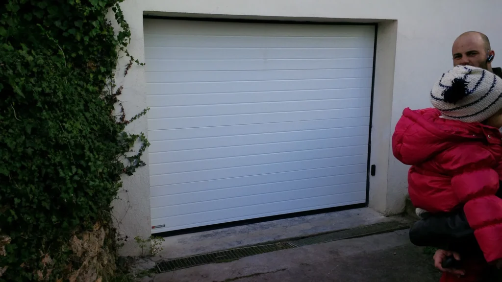 Porte de garage sectionnelle sur mesure - réalisation Tours (Centre-Val de Loire)