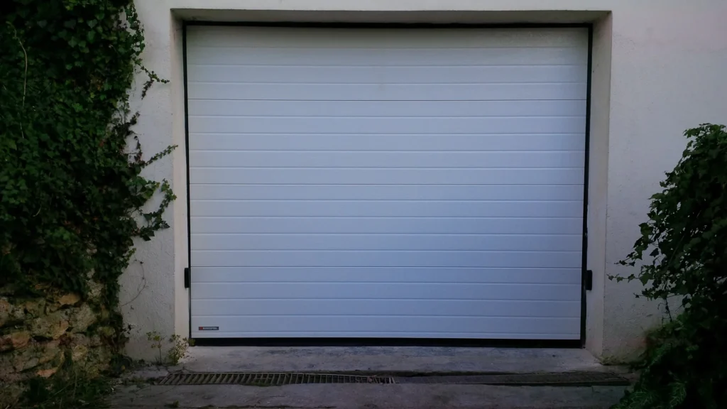 Porte de garage sectionnelle sur mesure - réalisation La Rochelle (Nouvelle-Aquitaine)