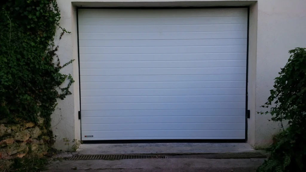 Porte de garage sectionnelle sur mesure - réalisation Nice (Provence-Alpes-Côte d’Azur)