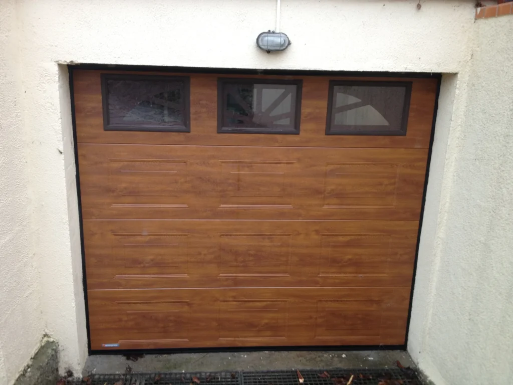 Porte de garage sectionnelle sur mesure - réalisation Vannes (Bretagne)
