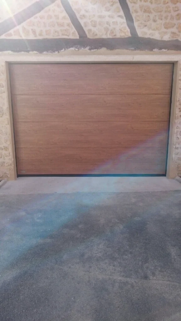 Porte de garage sectionnelle sur mesure - réalisation Lyon (Auvergne-Rhône-Alpes)