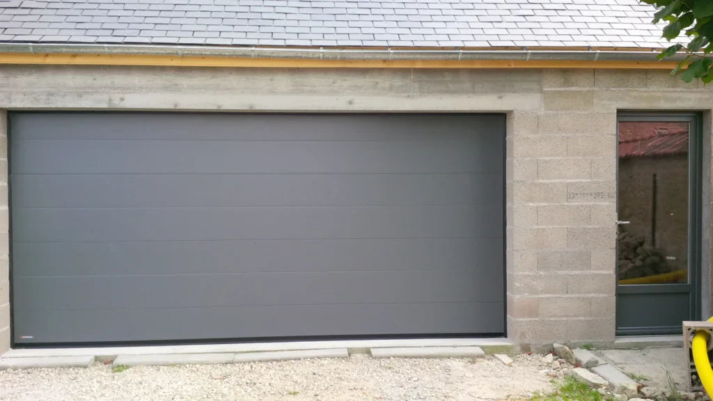 Porte de garage sectionnelle sur mesure - réalisation Orléans (Centre-Val de Loire)