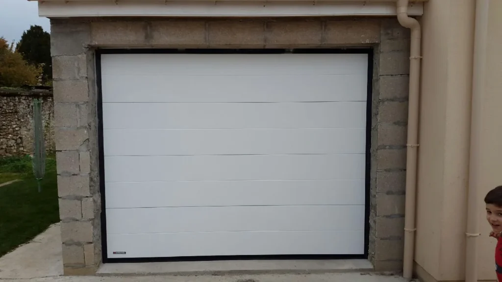Porte de garage sectionnelle sur mesure - réalisation Nîmes (Occitanie)