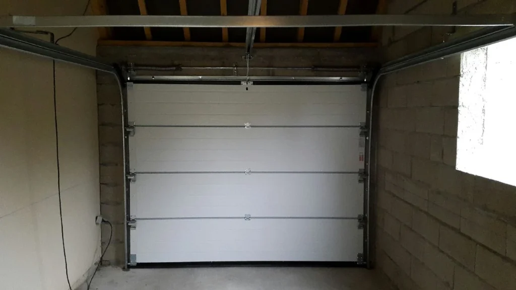Porte de garage sectionnelle sur mesure - réalisation Lille (Hauts-de-France)