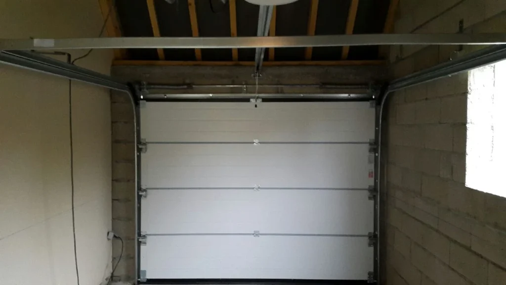 Porte de garage sectionnelle sur mesure - réalisation Amiens (Hauts-de-France)