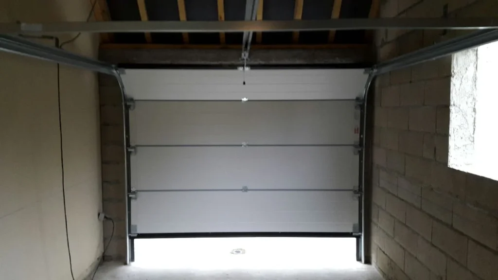 Porte de garage sectionnelle sur mesure - réalisation Nantes (Pays de la Loire)