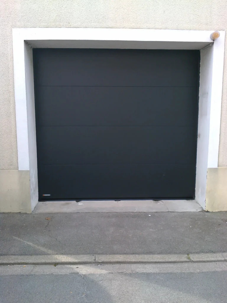 Porte de garage sectionnelle sur mesure - réalisation Clermont-Ferrand (Auvergne-Rhône-Alpes)