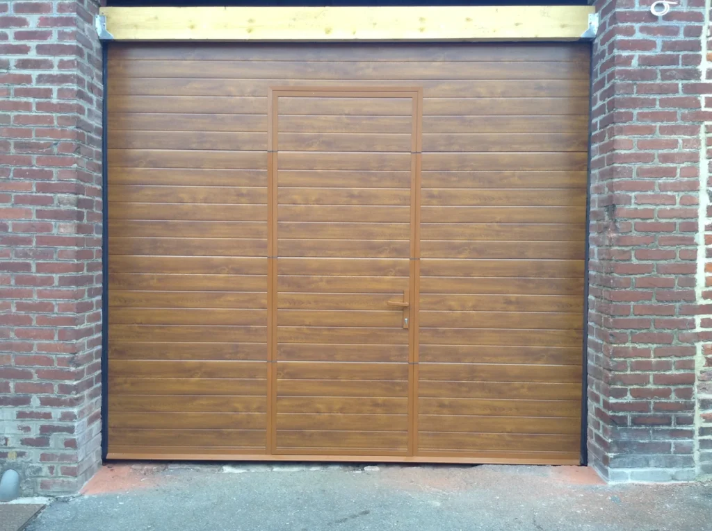 Porte de garage sectionnelle sur mesure - réalisation Annecy (Auvergne-Rhône-Alpes)