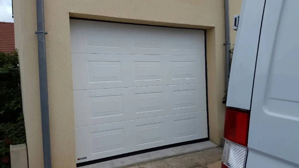 Porte de garage sectionnelle sur mesure - réalisation Rouen (Normandie)