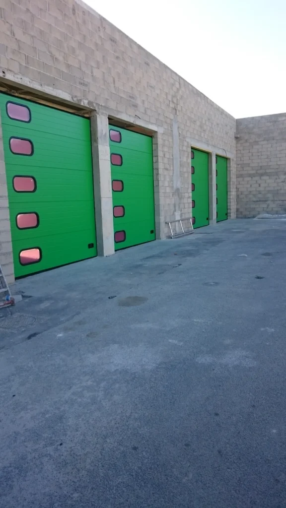 Porte de garage sectionnelle sur mesure - réalisation Nîmes (Occitanie)