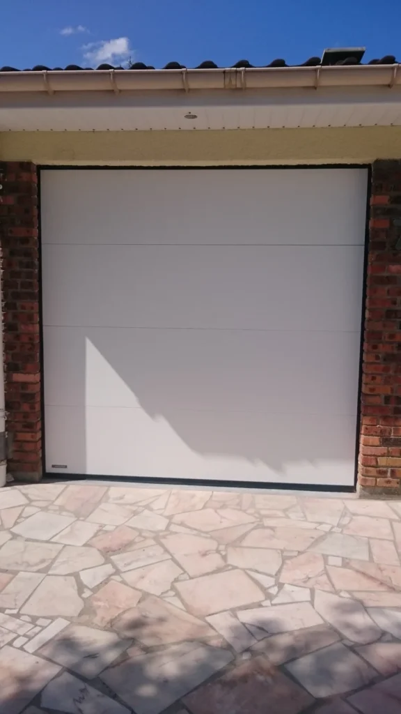 Porte de garage sectionnelle sur mesure - réalisation Lille (Hauts-de-France)