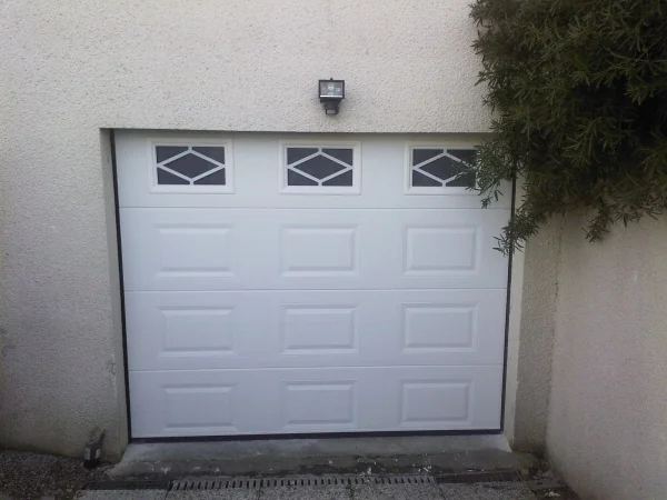 Porte de garage sectionnelle sur mesure - réalisation Le Mans (Pays de la Loire)