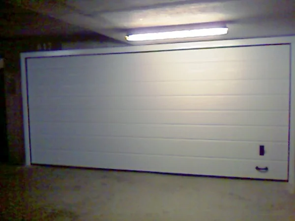 Porte de garage sectionnelle sur mesure - réalisation Grenoble (Auvergne-Rhône-Alpes)