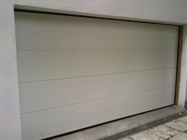 Porte de garage sectionnelle sur mesure - réalisation Bordeaux (Nouvelle-Aquitaine)