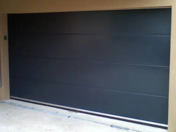 Porte de garage sectionnelle sur mesure - réalisation Metz (Grand Est)