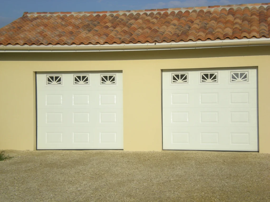 Porte de garage sectionnelle sur mesure - réalisation Vannes (Bretagne)
