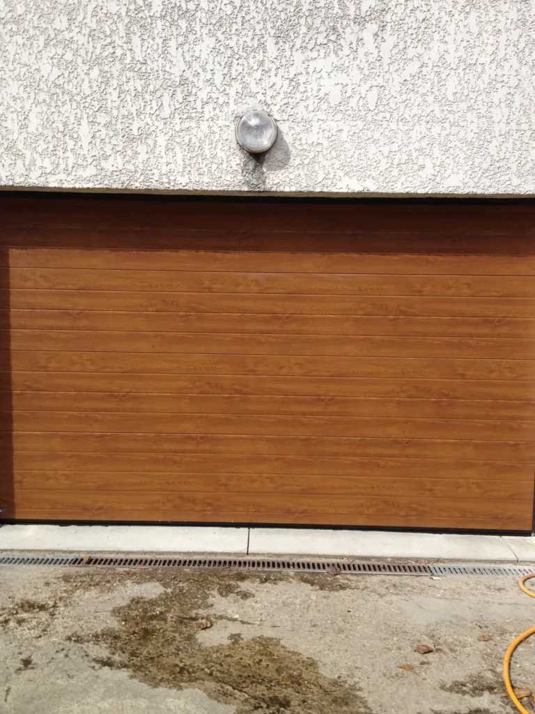 Porte de garage sectionnelle sur mesure - réalisation Saint-Étienne (Auvergne-Rhône-Alpes)