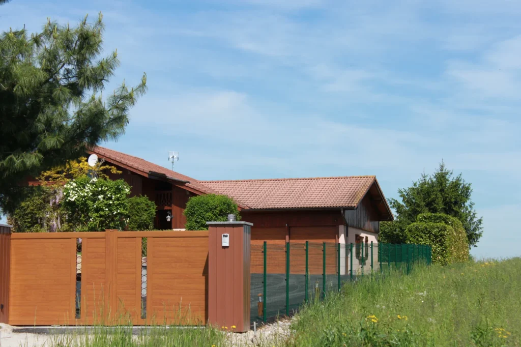 Porte de garage sectionnelle sur mesure - réalisation Clermont-Ferrand (Auvergne-Rhône-Alpes)