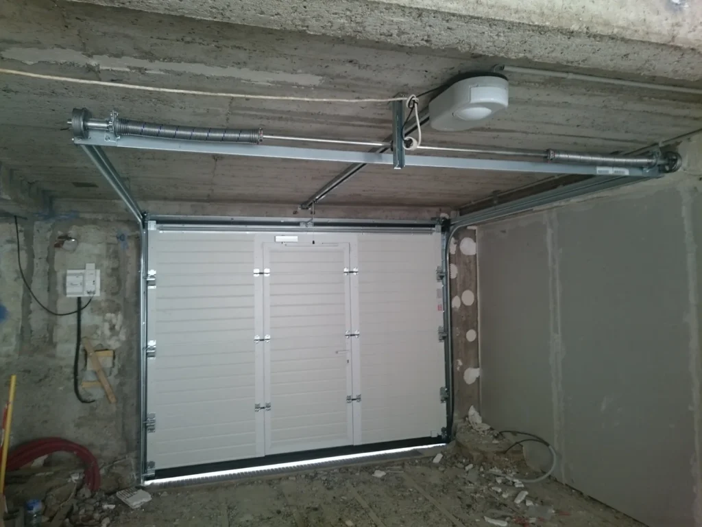 Porte de garage sectionnelle blanche avec porte pi\u00e9ton int\u00e9gr\u00e9e - r\u00e9alisation Essonne (\u00cele-de-France)