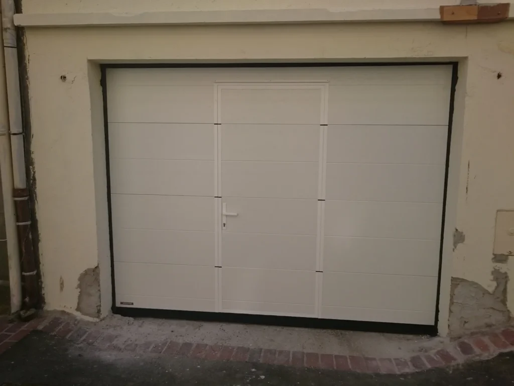 Porte de garage sectionnelle blanche motoris\u00e9e avec portillon - r\u00e9alisation Seine-et-Marne (\u00cele-de-France)