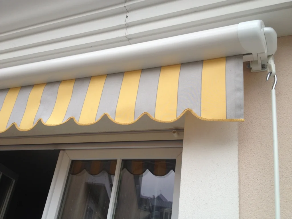 Store banne motorisé sur mesure - réalisation Amiens (Hauts-de-France)