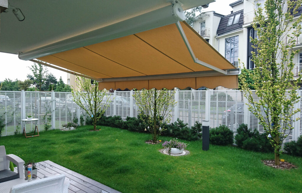 Store banne coffre integral blanc toile jaune terrasse jardin Ile-de-France