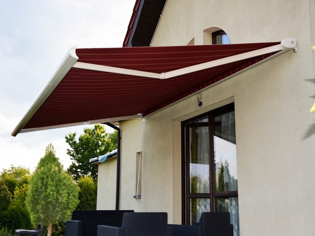 Store banne coffre blanc toile bordeaux facade maison Essonne