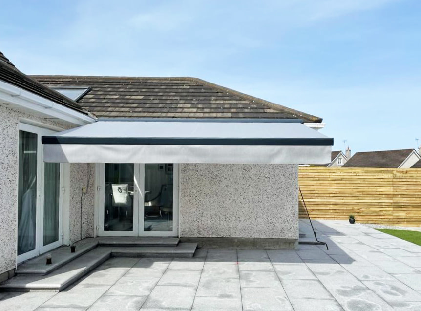 Store banne coffre integral blanc toile grise terrasse moderne