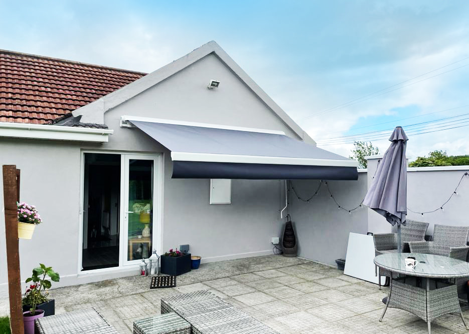 Store banne coffre integral gris terrasse maison contemporaine