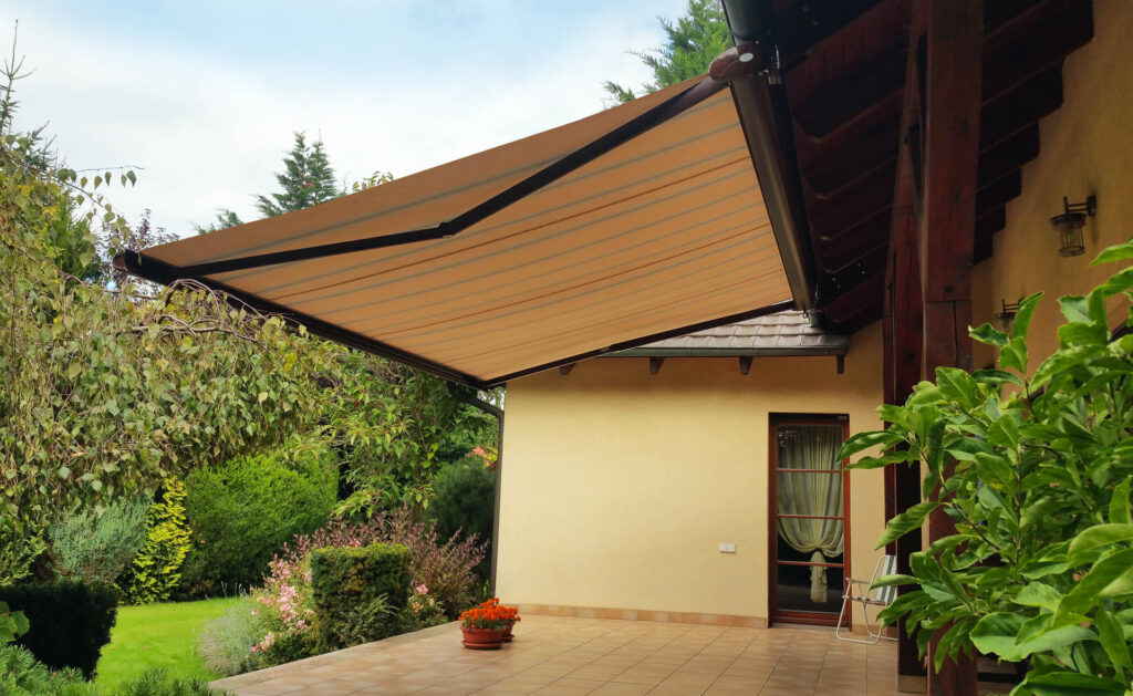 Store banne coffre marron toile rayee terrasse jardin paysager