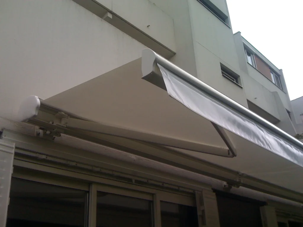 Store banne motorisé sur mesure - réalisation Brest (Bretagne)