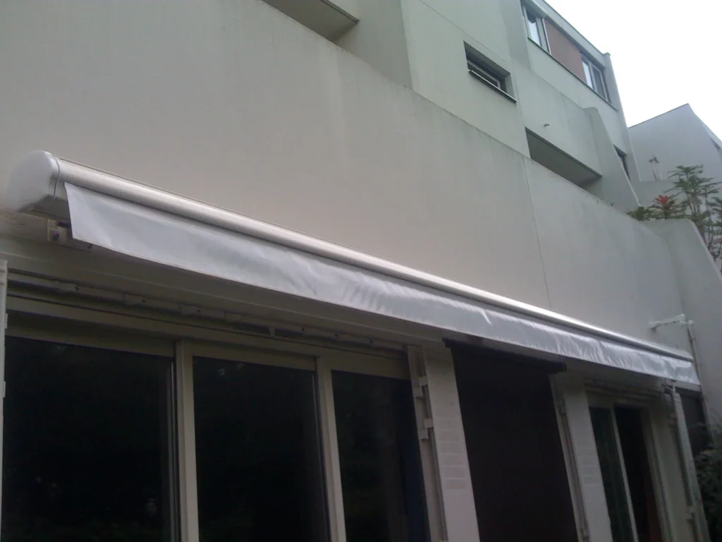 Store banne motorisé sur mesure - réalisation Yvelines (Île-de-France)