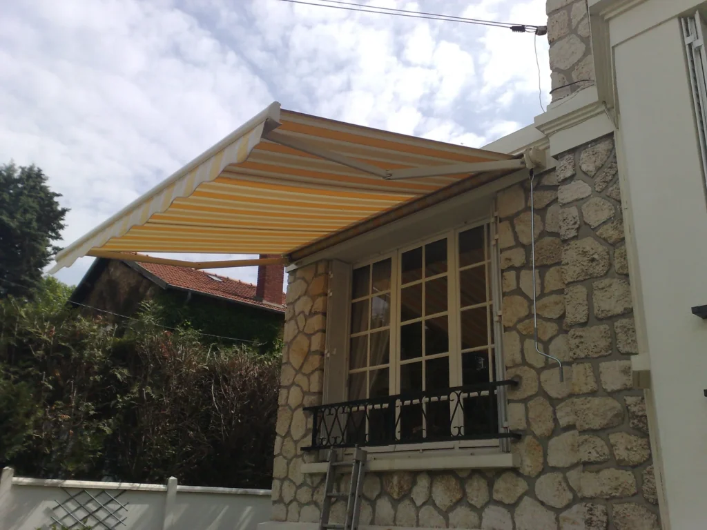 Store banne motorisé sur mesure - réalisation Nantes (Pays de la Loire)