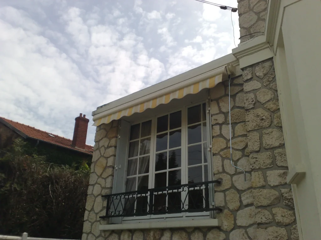 Store banne motorisé sur mesure - réalisation Angers (Pays de la Loire)