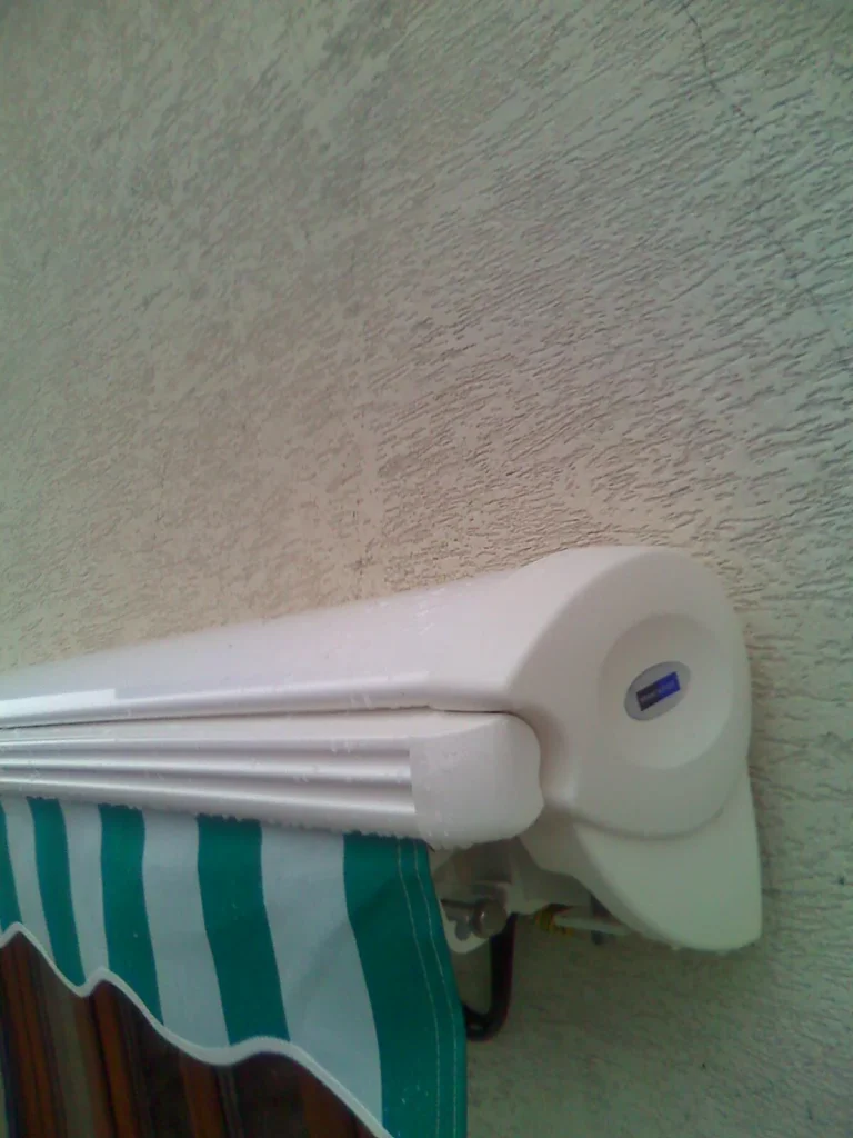Store banne semi-coffre sur mesure - réalisation Vannes (Bretagne)