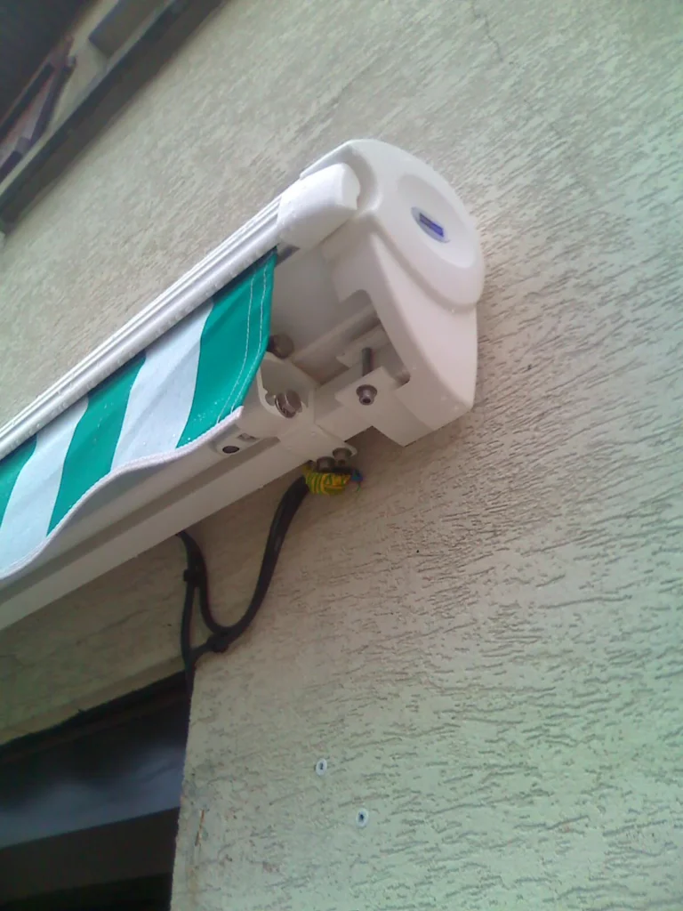 Store banne semi-coffre sur mesure - réalisation Amiens (Hauts-de-France)