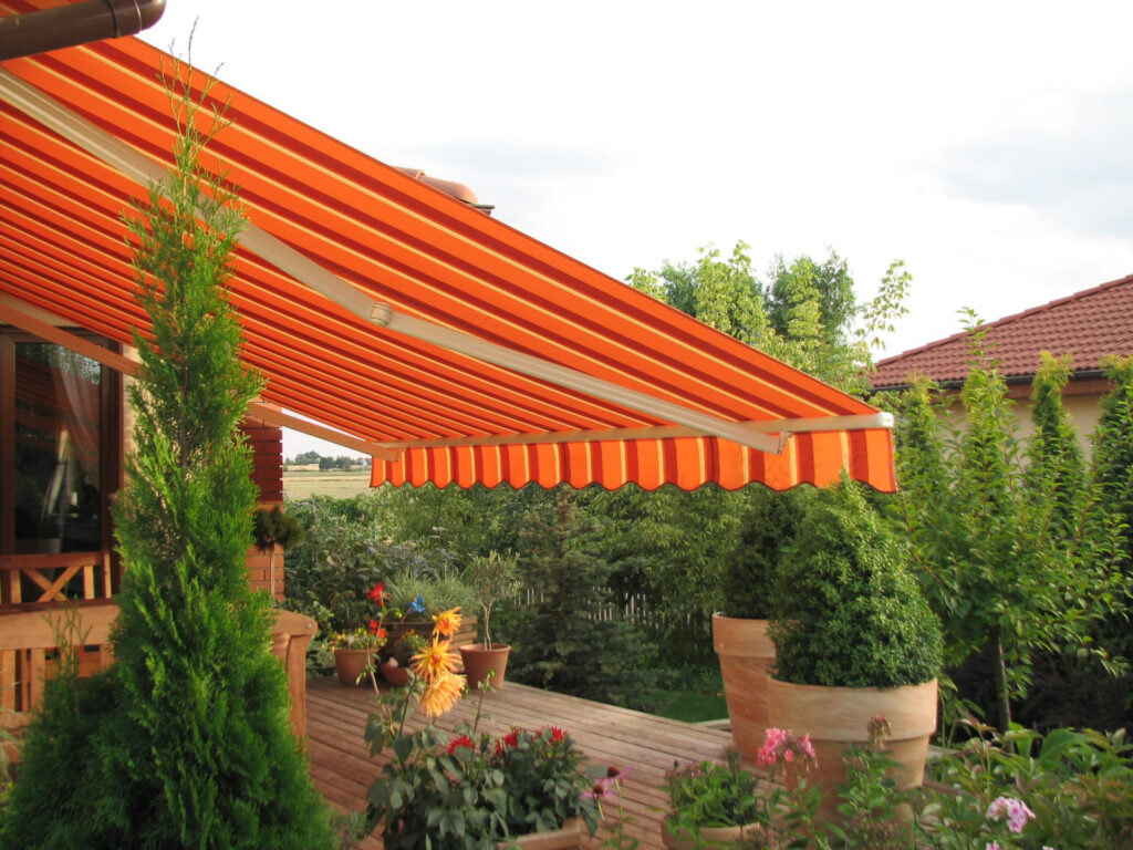 Store banne sans coffre toile rouge terrasse salon jardin