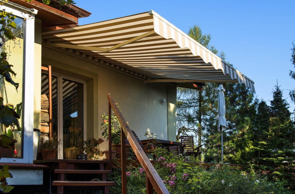 Store banne sans coffre toile rayee sous toiture terrasse bois