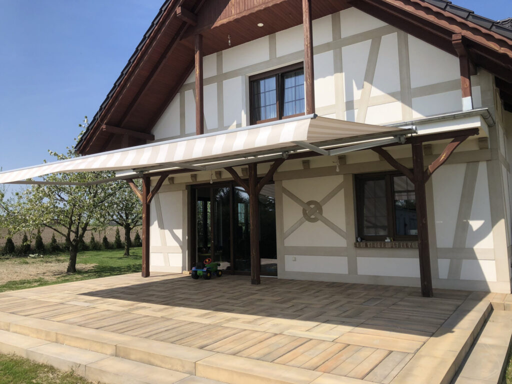 Store banne semi-coffre motorise Somfy maison colombages Alsace