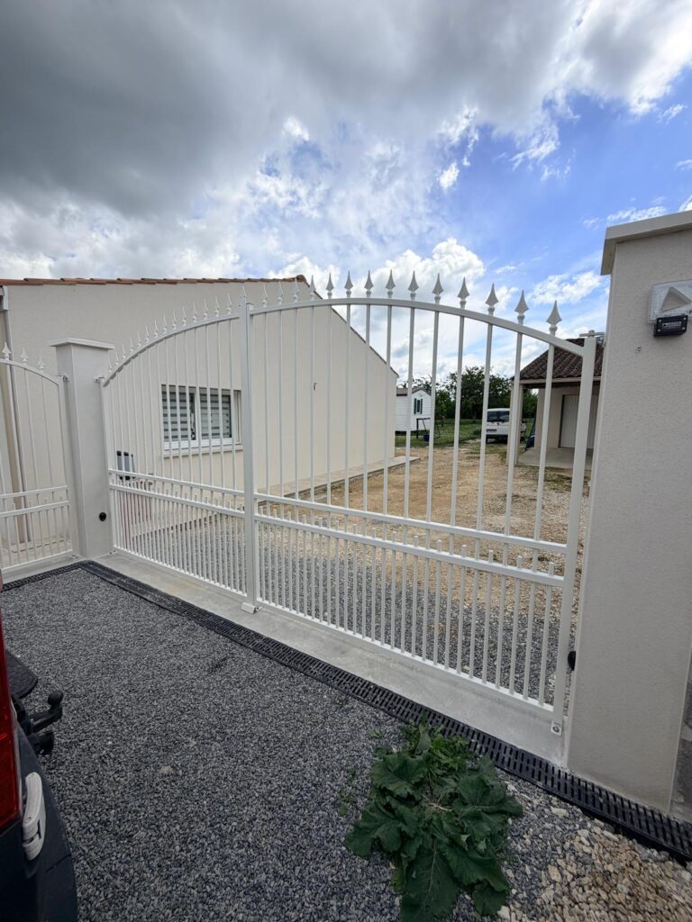 Portail acier ajoure sur mesure - realisation chantier France