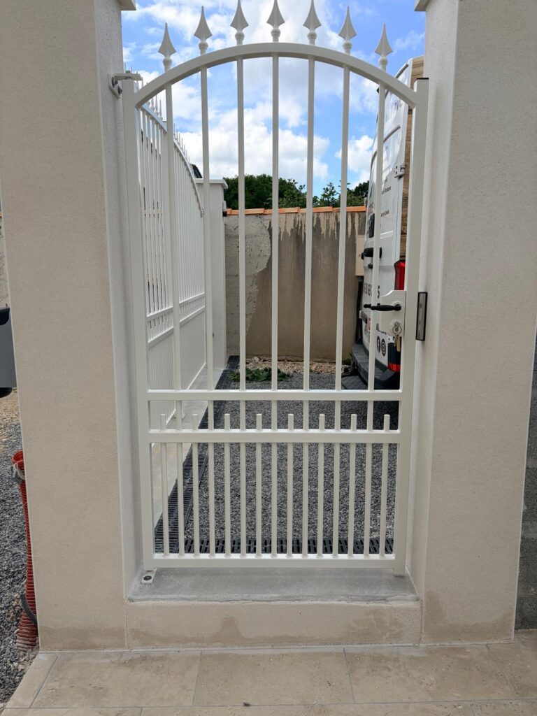Portillon acier sur mesure - realisation chantier France