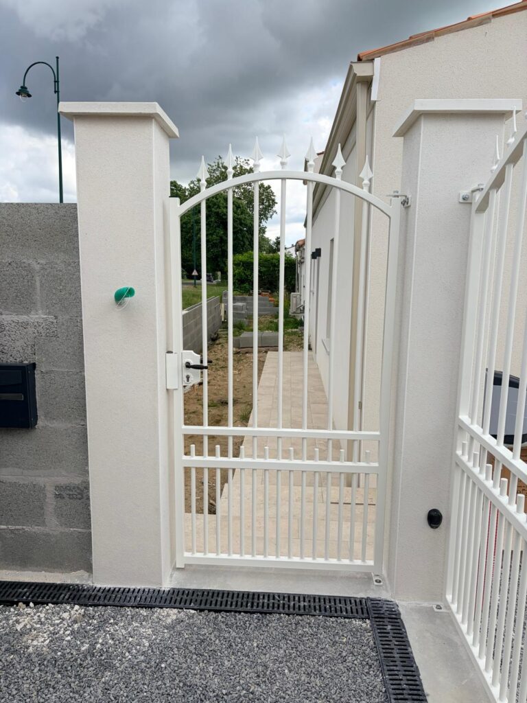 Portillon acier sur mesure - realisation chantier France (2)